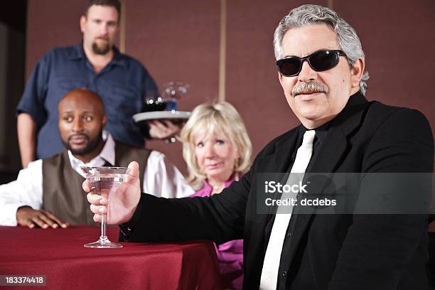 Photo libre de droit de Homme Avec Un Verre De Martini banque d'images et plus d'images libres de droit de Soirée entre filles - Temps libre - Soirée entre filles - Temps libre, Troisième âge, A la mode