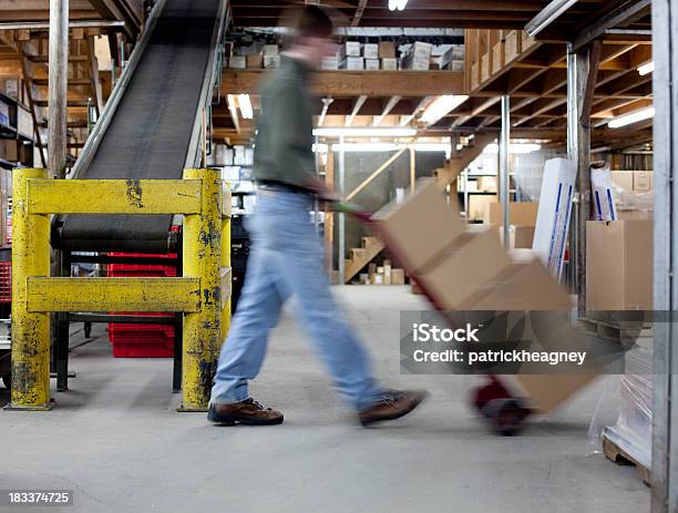 Moviendo Cajas En Un Almacén Foto de stock y más banco de imágenes de Movimiento - Movimiento, Actividad, Adulto