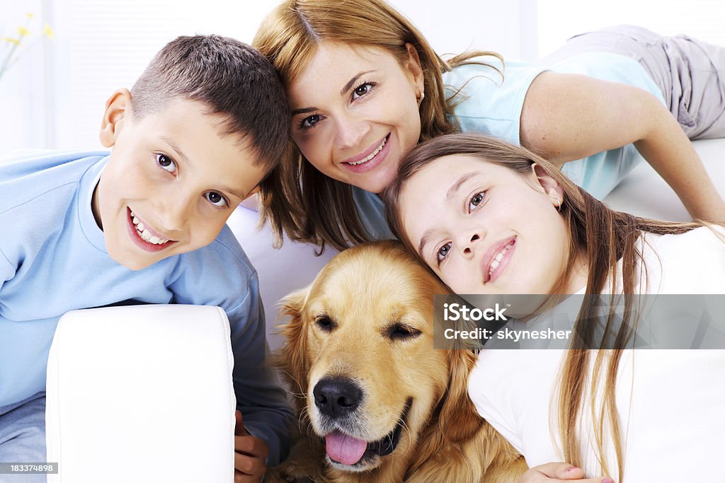Retrato de família feliz com cão. - Royalty-free Adulto Foto de stock