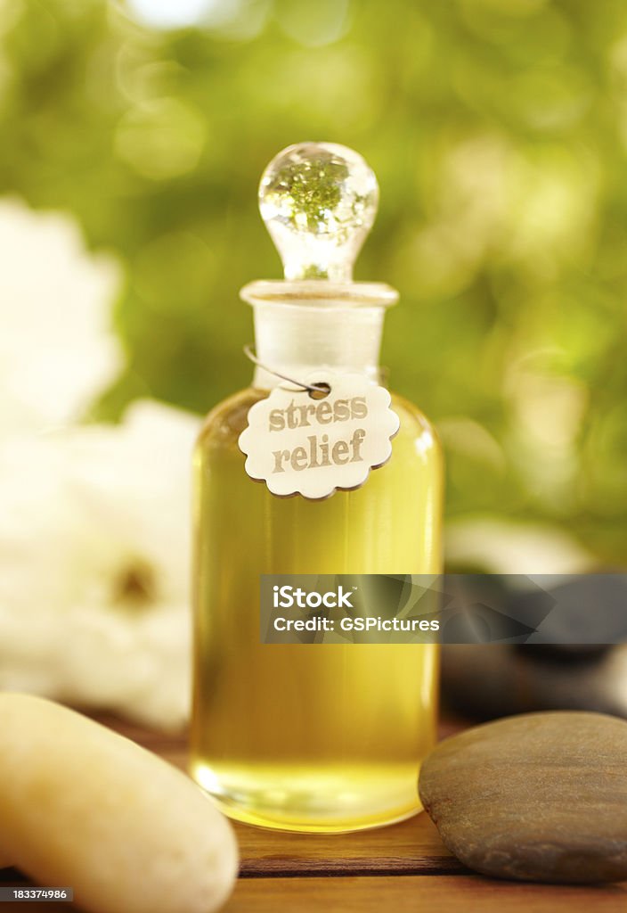 Aceite de masaje en el spa y frascos - Foto de stock de Aceite de aromaterapia libre de derechos