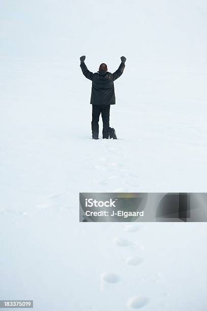 Un Hombre De Negocios En Tormenta De Nieve Aclamando O Darle Los Retos Foto de stock y más banco de imágenes de Abierto