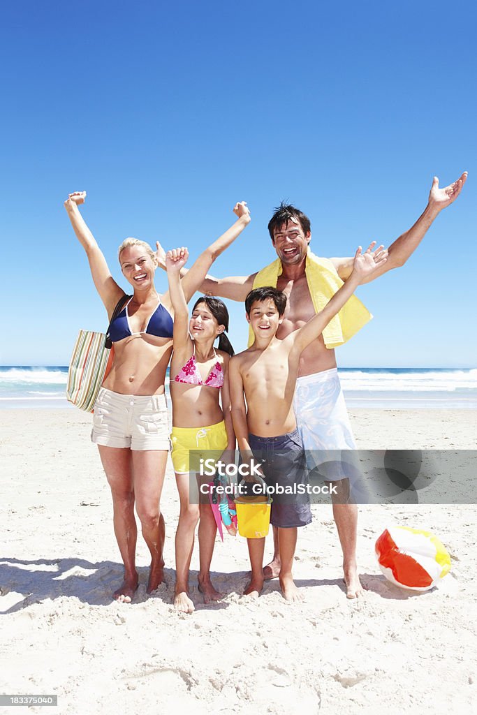 Heureuse famille prêt à passer du bon temps sur la plage - Photo de Famille libre de droits