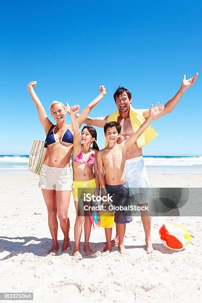 幸せな家族の時間をお楽しみくださいビーチでの - 家族のストックフォトや画像を多数ご用意 - 家族, バケーション, 浜辺