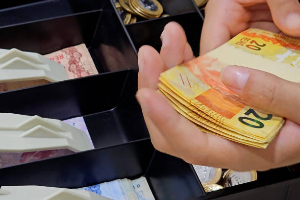 Counting 100 reais bills