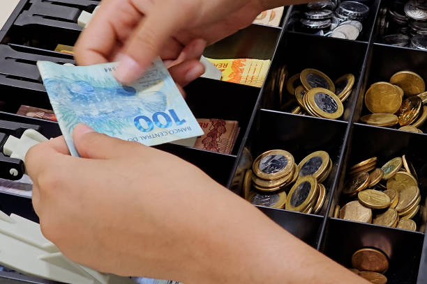 istock Counting 100 reais bills 1833757463