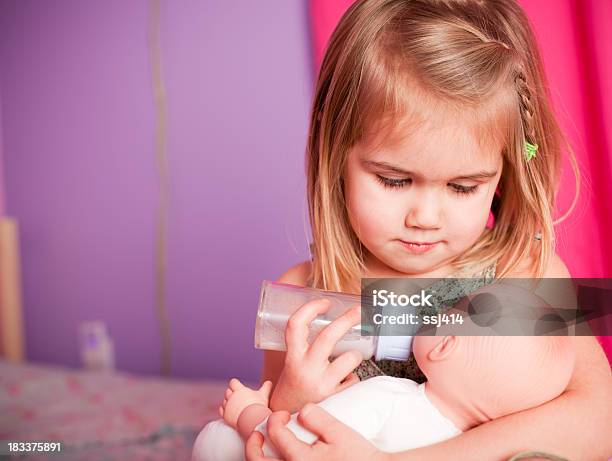 리틀 마마 인형에 대한 스톡 사진 및 기타 이미지 - 인형, 소녀, 아이