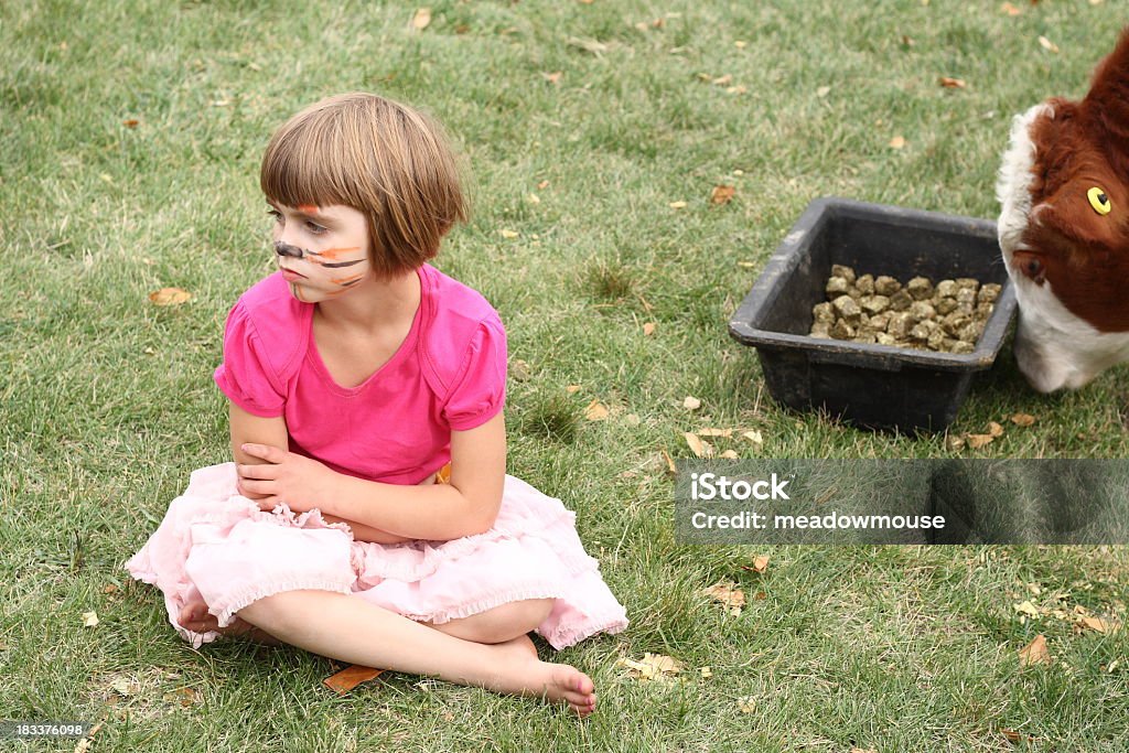 Bambina con tigre faccia dipinta look spezzato accanto al polpaccio - Foto stock royalty-free di Alfalfa