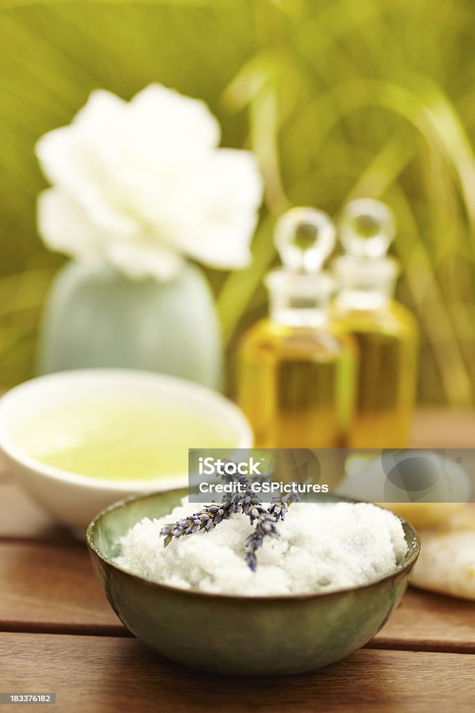 Exfoliación exfoliación sal en el spa con esencias de lavanda - Foto de stock de Aceite de aromaterapia libre de derechos