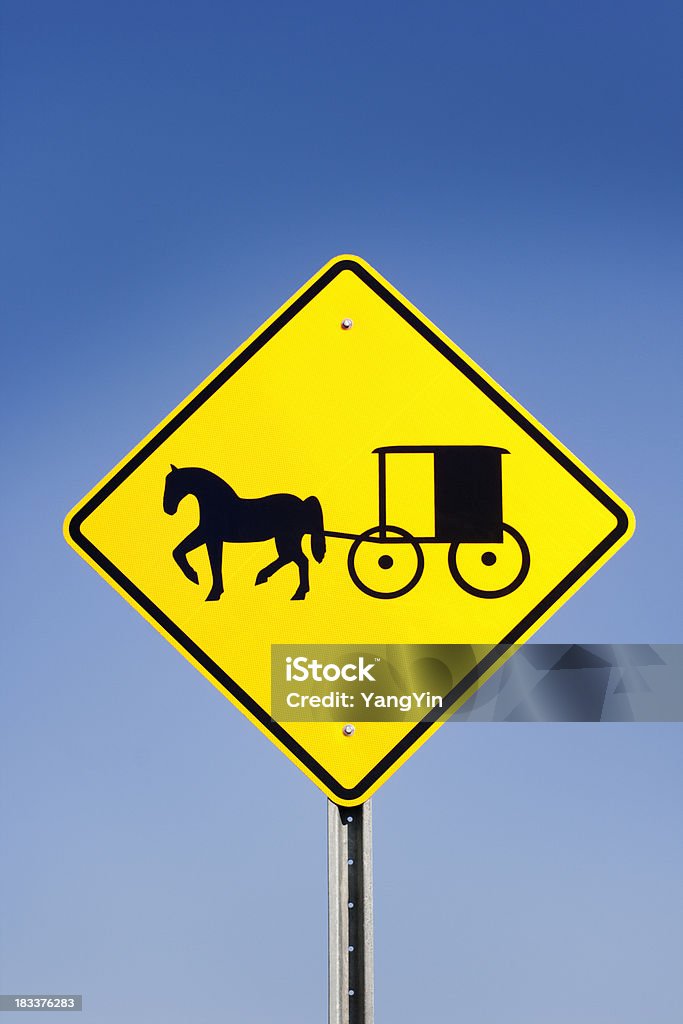 Amish cavallo e trasporto di avviso giallo Cartello stradale, Blu cielo - Foto stock royalty-free di Amish