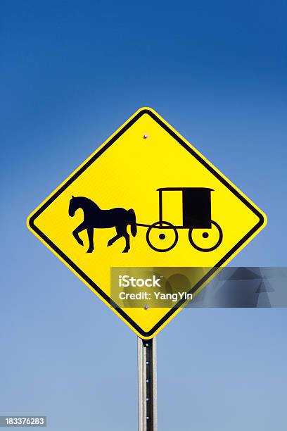 Амиши Лошадь И Перевозки Желтый Предупреждающий Дорожный Знак И Голубое Небо — стоковые фотографии и другие картинки Амиши