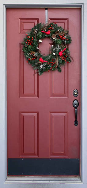 istock Wreath on a Red Door 183376853
