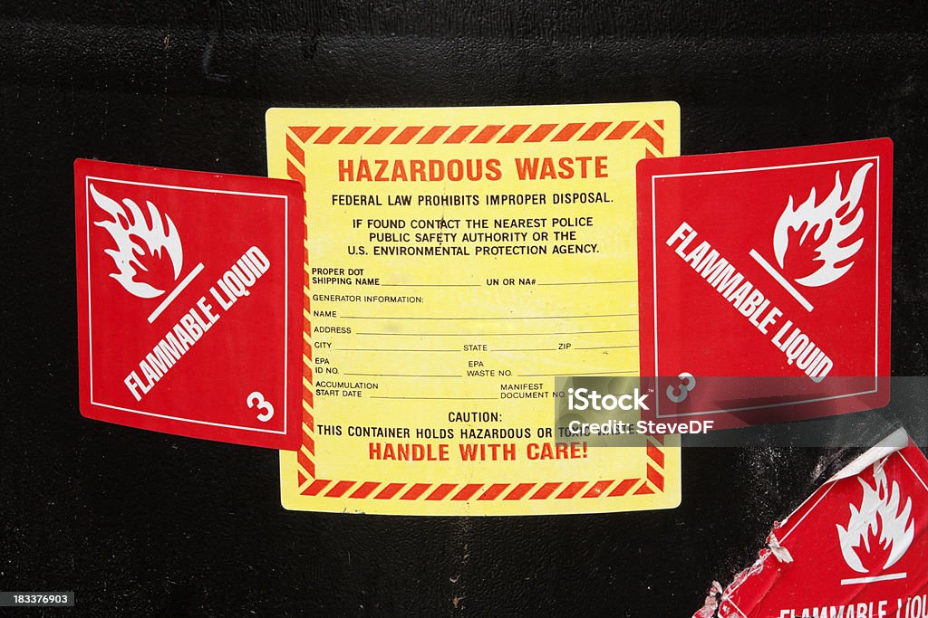 Os resíduos perigosos Lables em um barril de produtos químicos - Foto de stock de Lixo Tóxico royalty-free