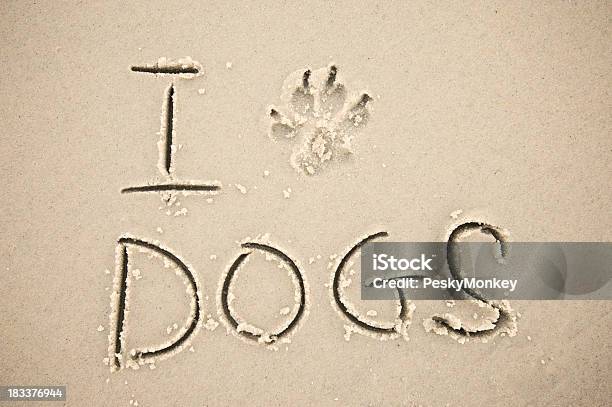 Foto de Eu Paw Imprimir Cães Mensagem Na Areia e mais fotos de stock de Cão - Cão, Pegada de pata de animal, Animal
