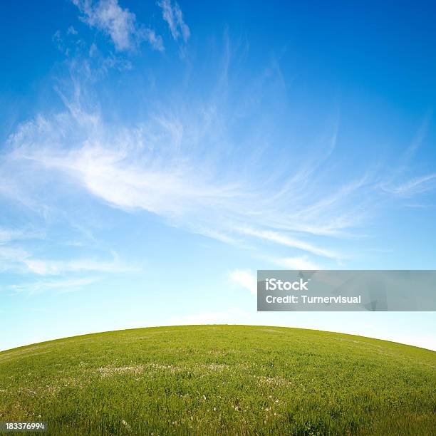 Grassy Hill Céu - Fotografias de stock e mais imagens de Objetiva olho de peixe - Objetiva olho de peixe, Encosta, Relva