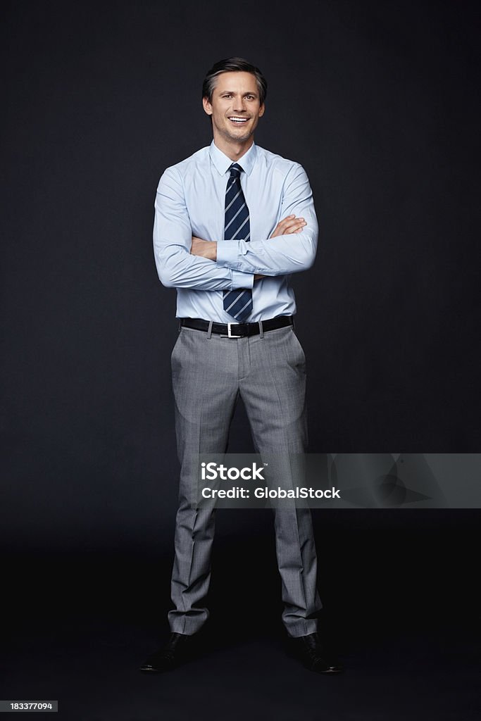 executive mit Arme verschränkt lächelnd - Lizenzfrei Aktiver Senior Stock-Foto