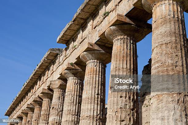 Tempio Di Atena Colonnato Paestum Italia - Fotografie stock e altre immagini di Antica Grecia - Antica Grecia, Antica Roma, Archeologia
