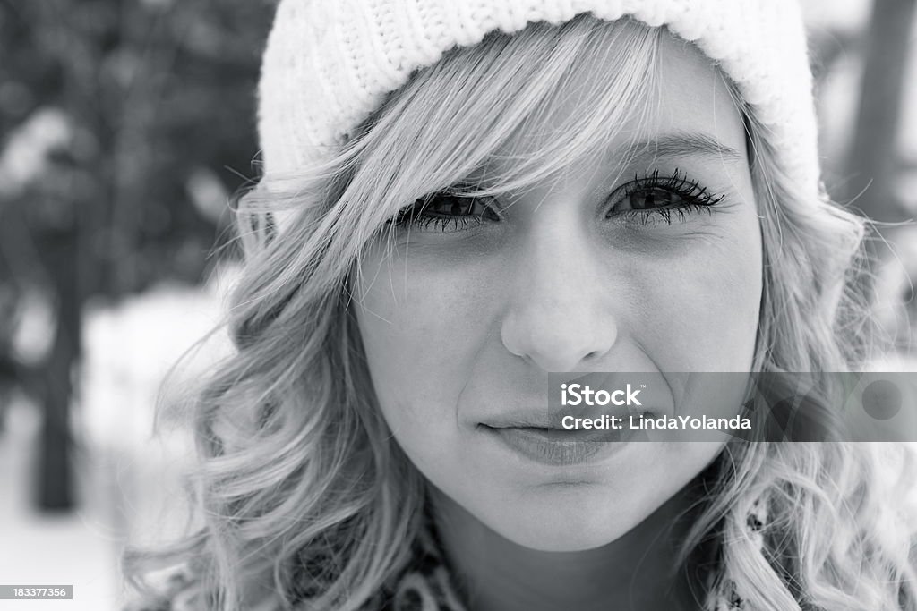 Teen Girl al aire libre en invierno - Foto de stock de 16-17 años libre de derechos