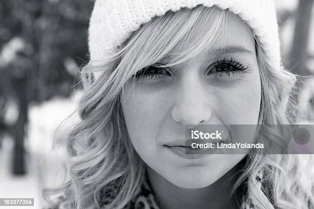 Teen Girl Al Aire Libre En Invierno Foto de stock y más banco de imágenes de 16-17 años - 16-17 años, Adolescente, Aire libre