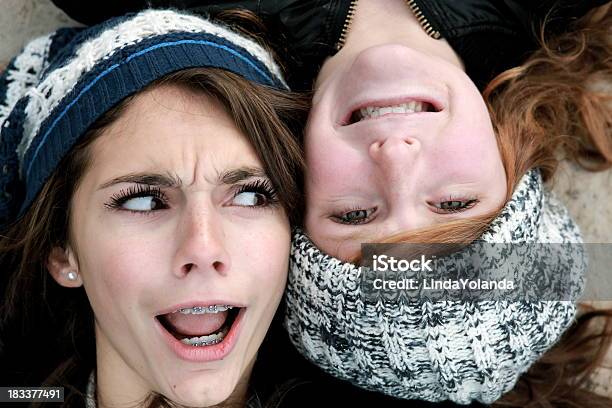 Foto de Adolescentes Meninas Fazendo Engraçado Rostos e mais fotos de stock de Adolescente - Adolescente, Aparelho ortodôntico, Adolescentes Meninas