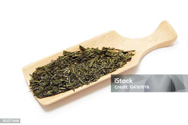 Photo libre de droit de Du Thé Vert Et De Cuillère En Bois banque d'images et plus d'images libres de droit de Aliments et boissons - Aliments et boissons, Blanc, Camellia sinensis