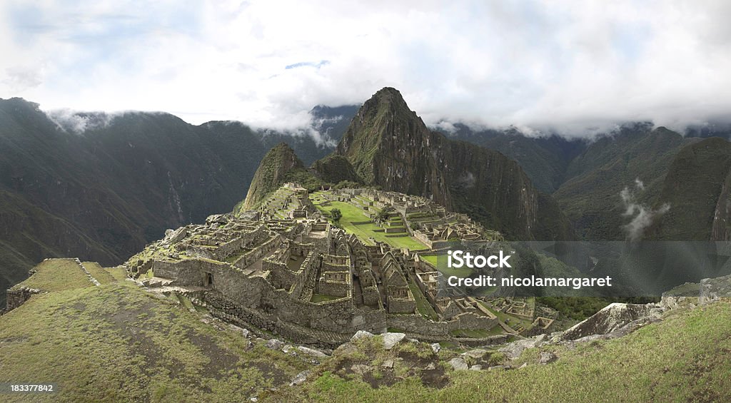 Classico Panorama di Machu Picchu XXXL - Foto stock royalty-free di Ambientazione esterna