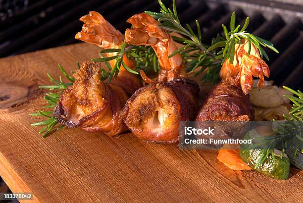 Tocino Envueltos Camarones Camarones Barbacoa Pescados Y Mariscos A La Parrilla Cena Verano De Alimentos Foto de stock y más banco de imágenes de Cedro del Atlas