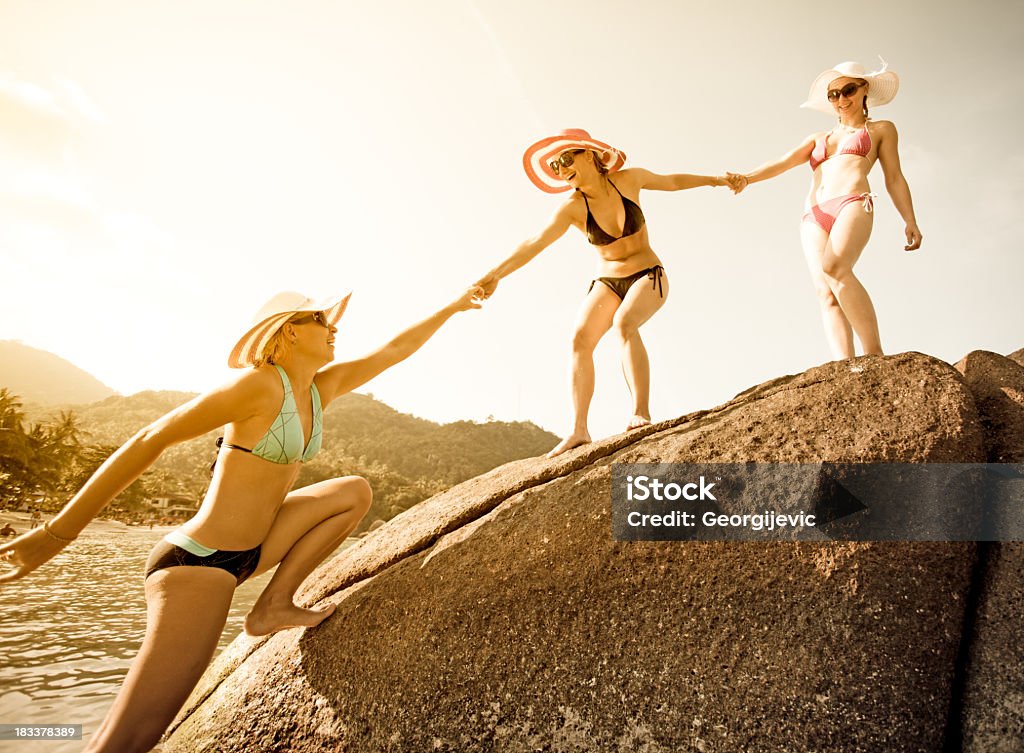 Mulheres na praia - Foto de stock de Adulto royalty-free