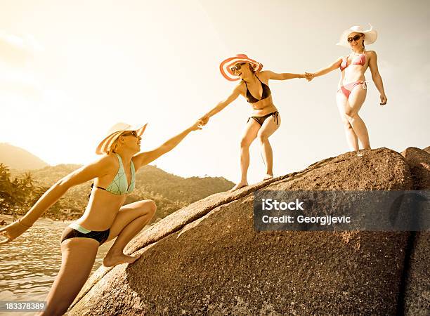 Foto de Mulheres Na Praia e mais fotos de stock de Adulto - Adulto, Alegria, Amizade