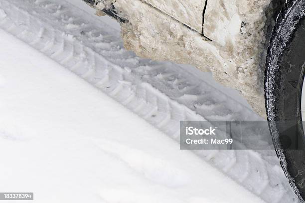 Foto de Detalhe De Pneus De Inverno e mais fotos de stock de Borracha - Material - Borracha - Material, Branco, Carro