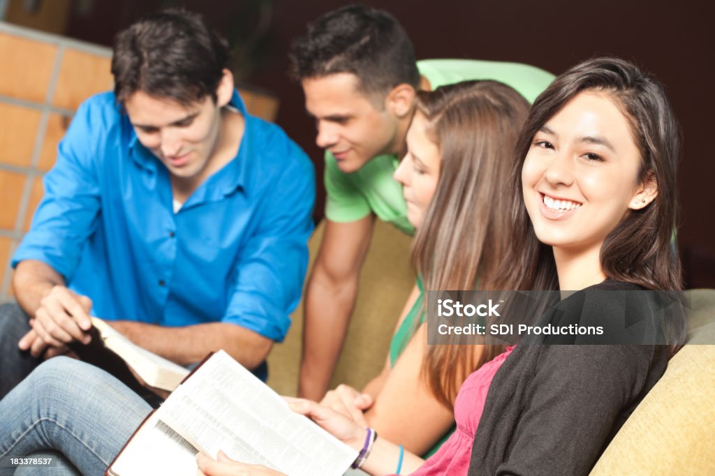Grupo de jovens que estudaram a Bíblia - Foto de stock de Aprender royalty-free