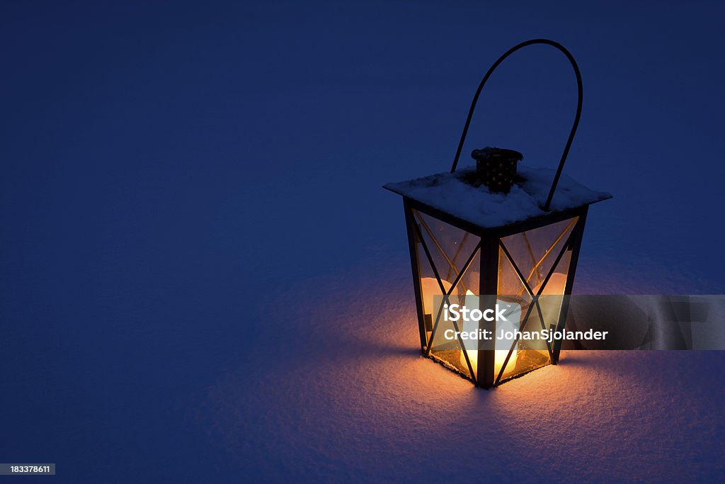 Свеча фонарь на снегу - Стоковые фото Зима роялти-фри
