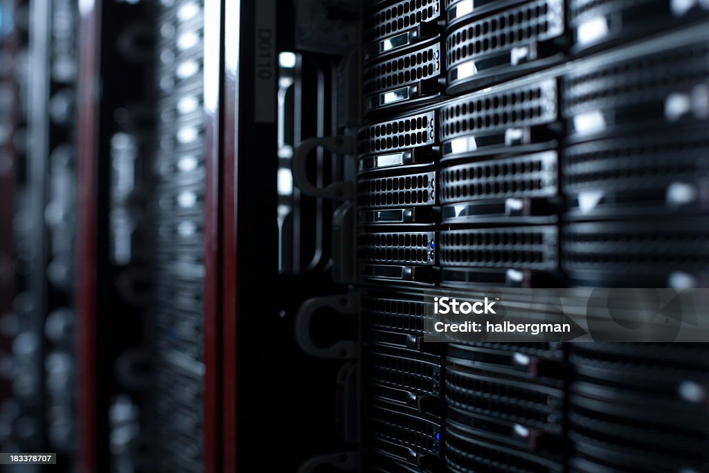 Rackmount servidores em Data Center - Foto de stock de Sala de servidores royalty-free
