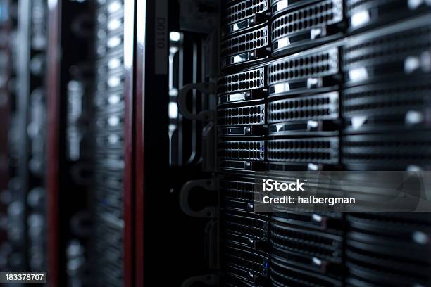 Foto de Rackmount Servidores Em Data Center e mais fotos de stock de Sala de servidores - Sala de servidores, Servidor de Rede, Compartimento de armazenamento
