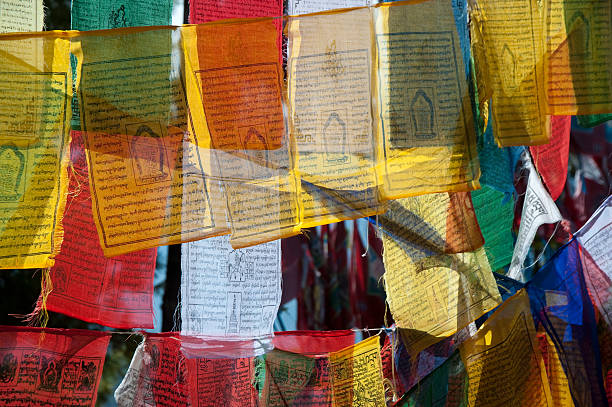 bandera de oración - many colored prayer flags fotografías e imágenes de stock