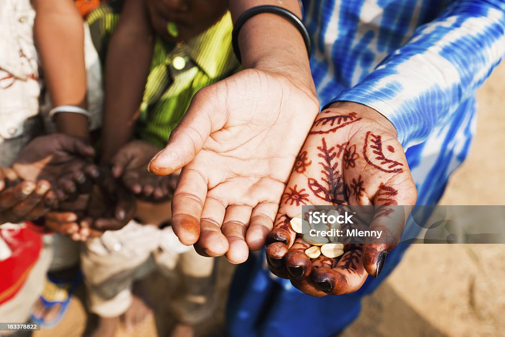 Enfants mains réclamer la pauvreté question de l'Inde - Photo de Enfant libre de droits