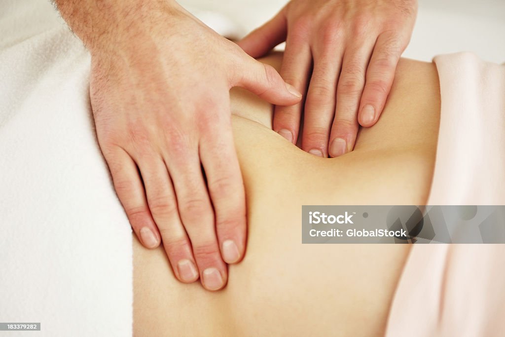 Massageando abdômen - Foto de stock de Abdome royalty-free