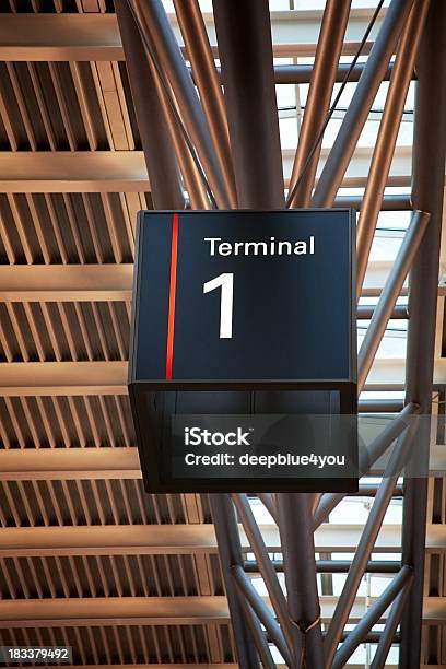 La Información Sobre El Aeropuerto La Terminal 1 Foto de stock y más banco de imágenes de Aeropuerto - Aeropuerto, Facturación de auto servicio en el aeropuerto, Puerta - Estructura