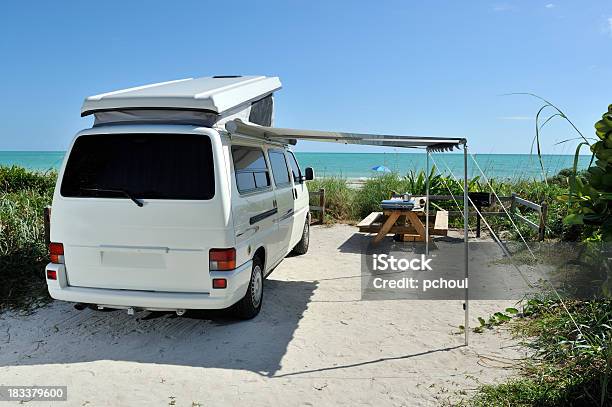 Изображением Туристского Фургона На Beach Поездка В Флорида — стоковые фотографии и другие картинки Кемпинг