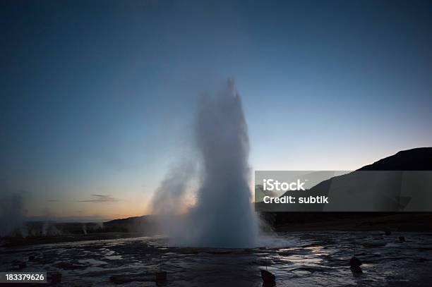 Strokkur - Fotografias de stock e mais imagens de Amanhecer - Amanhecer, Ao Ar Livre, Céu