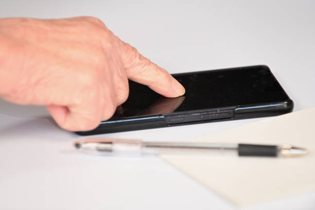istock Elderly woman operating a smartphone 1833796357