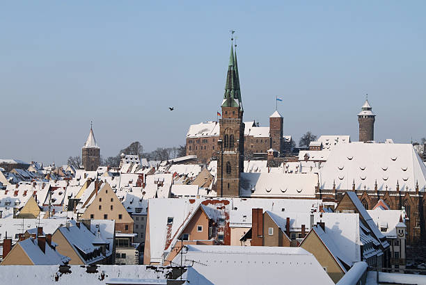 nuremberg 聖セバルドゥス教会、城 - castle nuremberg fort skyline ストックフォトと画像