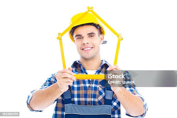 Jungen Builder Mit Hausform Stockfoto und mehr Bilder von 20-24 Jahre - 20-24 Jahre, Arbeiten, Arbeiter