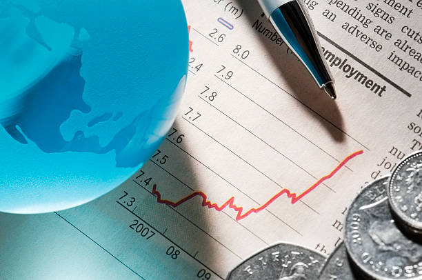 occupazione prestazioni grafico, penna, monete e mondo globo - global finance currency earth macro foto e immagini stock