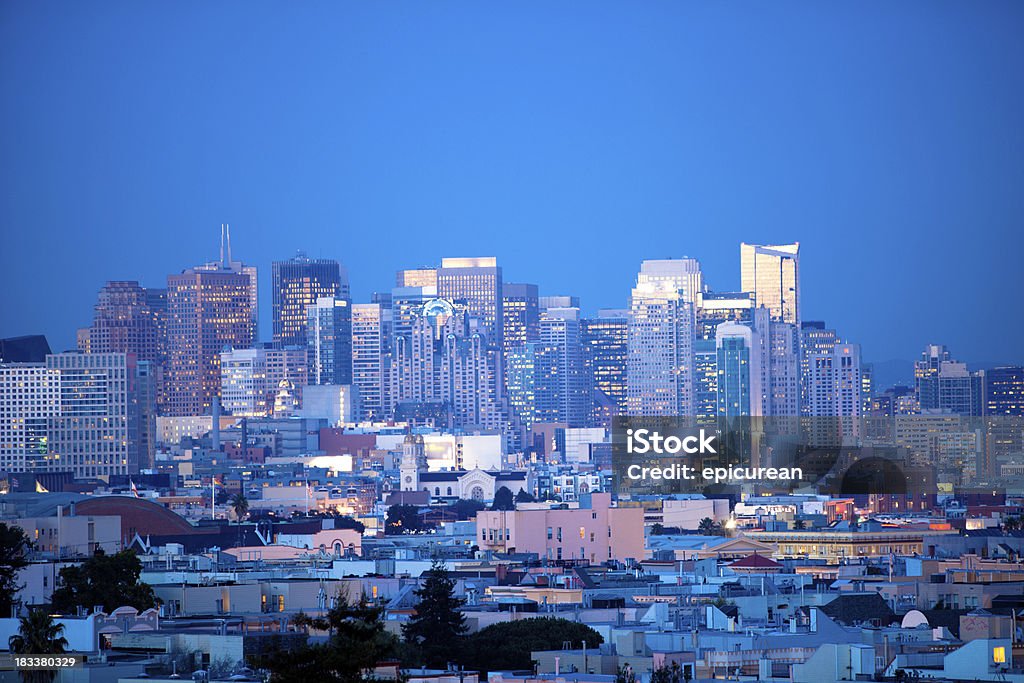 Atardecer en el centro de la ciudad de San Francisco - Foto de stock de Aire libre libre de derechos