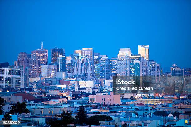 Atardecer En El Centro De La Ciudad De San Francisco Foto de stock y más banco de imágenes de Aire libre