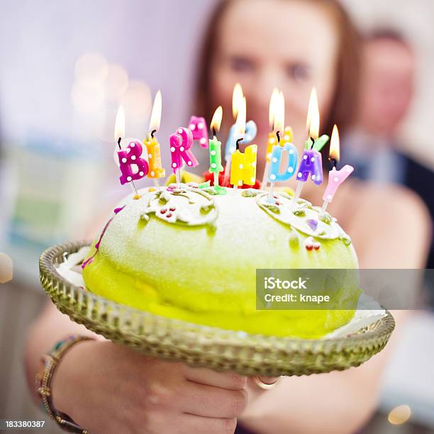 Kobieta Wskazując Na Tort Urodzinowy - zdjęcia stockowe i więcej obrazów Tort dla księżniczki - Tort dla księżniczki, 25-29 lat, 30-34 lata