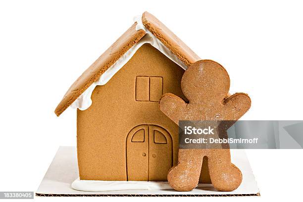 Photo libre de droit de Nu Homme Et De Gingembre Maison Isolé banque d'images et plus d'images libres de droit de Maison en pain d'épice - Maison en pain d'épice, Biscuit en pain d'épice, Chantier de construction