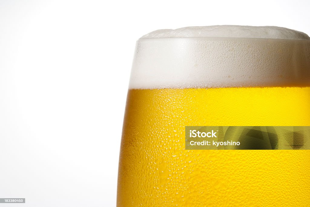Aislado fotografía de dewy cerveza fría contra fondo blanco - Foto de stock de Agua libre de derechos