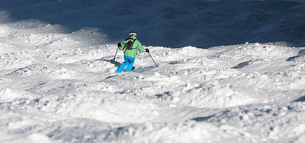 femme ski sur bosses abruptes vu de dessus - champ de bosses photos et images de collection