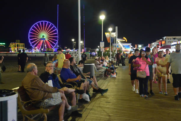 gente disfrutando del paseo marítimo en ocean city, maryland, en una noche de verano - outdoors store beach bench fotografías e imágenes de stock